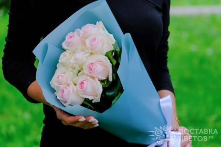 Букет из 9 розовых роз в пленке "Свит Ревайвл"